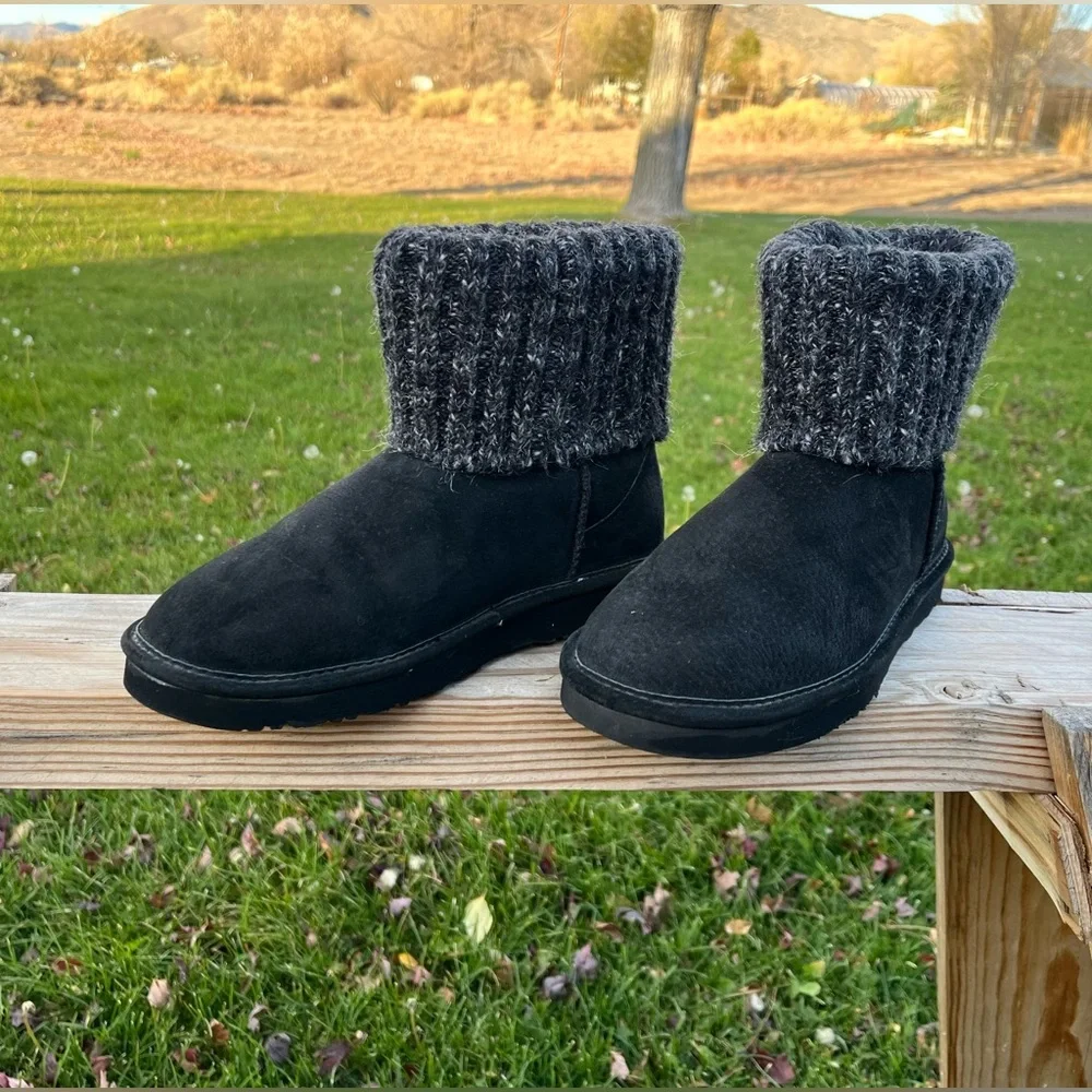 Lamo sweater top black leather boots. EUC size 8
